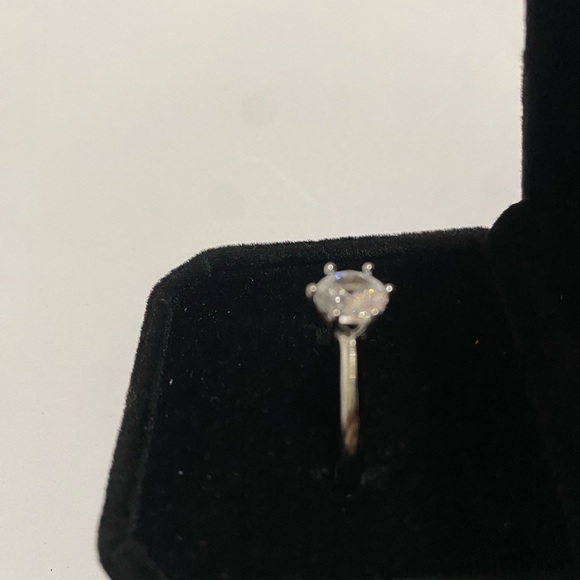 Round Cut Diamond Solitaire set in 925 Silver size 9 - Picture 5 of 7